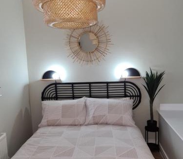 Crynant Apartment | Modern 1 bed apartment next to beach and golf course