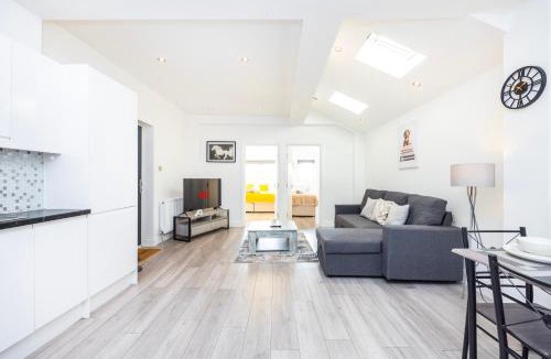 East Acton Apartment | Modern 3 Bedroom Apartment with Ensuite