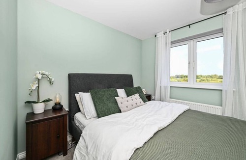 Bonnybridge Apartment | Modern 3BR Festival Penthouse with Views