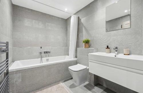 Curdworth House | Modern 3BR Home in 24 Breeden Dr Near M6, NEC & Airport Hot Tub, Netflix, Free Parking