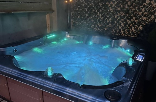 Bangor House | Modern house with a Tub!