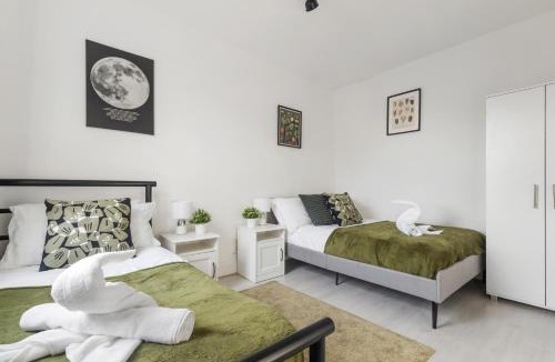 East Acton Apartment | Modern House with Free Parking near Wembley