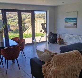 Newry House | Modern Mountain View near the beach!