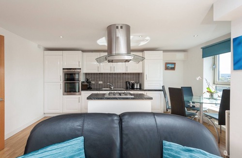 City Centre Glasgow Apartment | Modern, spacious 3-bedroom apartment in the heart of Glasgow's city centre. Sleeps 7.