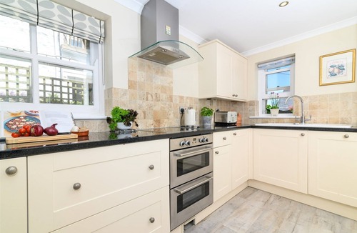 Mousehole Cottage | Mousehole Cottage, stylish with sea views, parking & close to village centre