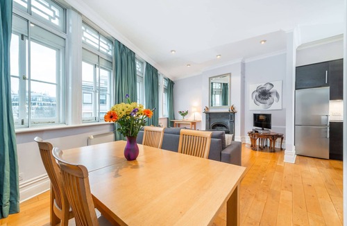 London City Centre Apartment | Nelson's Pad - Trafalgar Square - by Frankie Says