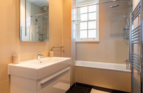 Brompton & Hans Town Apartment | New 3bed with Air Con In Chelsea