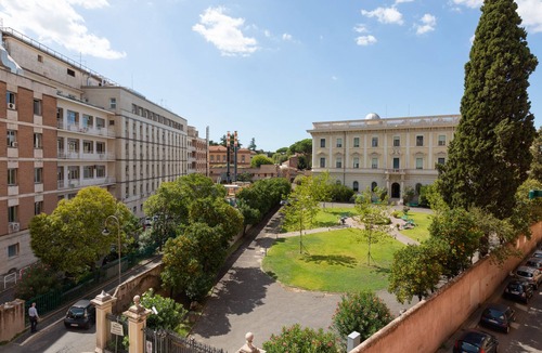 Celio Apartment | New design apartment at the Colosseum with WiFi. Proximity to metro stops B and A