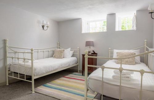Box House | New School Rooms estate close to Bath including heated swimming pool,hot tub,WIFI, pool table, parking