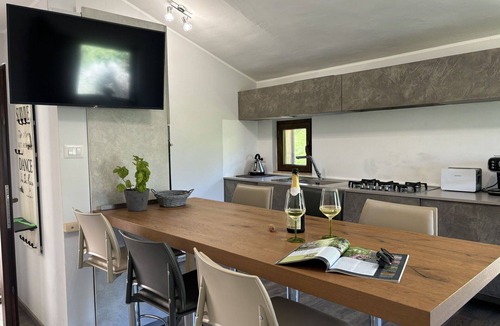 Cologna Spiaggia Villa | Nice apartment in villa with WIFI, pool, hot tub, A/C, TV, patio, pets allowed and panoramic view