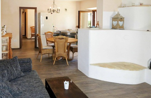 Cologna Spiaggia Villa | Nice apartment in villa with pool, WIFI, hot tub, A/C, TV, patio, pets allowed and panoramic view