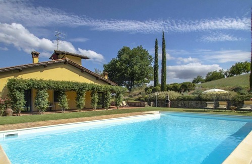 San Giovanni Valdarno Apartment | Nice apartment for 4 people with pool, WIFI, TV, pets allowed and parking