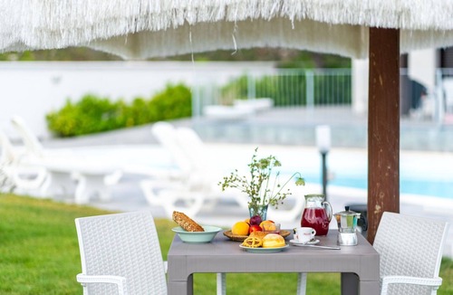 Citta Sant'Angelo Villa | Nice apartment in villa with WIFI, A/C, pool, TV, patio, pets allowed and panoramic view
