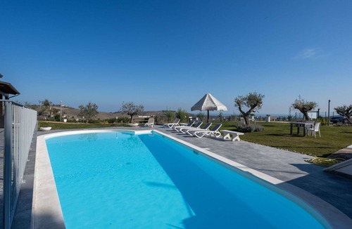 Citta Sant'Angelo Villa | Nice apartment in villa with WIFI, A/C, pool, TV, patio, pets allowed and panoramic view