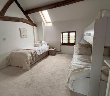 Little Hay Apartment | Oak Barn-ideal for Nec,Hs2,BHX,family gatherings