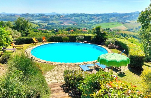 Penna San Giovanni Villa | ‘Old House’ is a glorious eighteenth century farmhouse recently restored