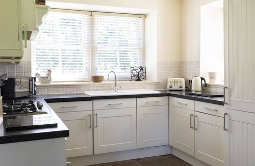 Kelso Cottage | Old Mill Cottage - sleeps 4 guests in 2 bedrooms