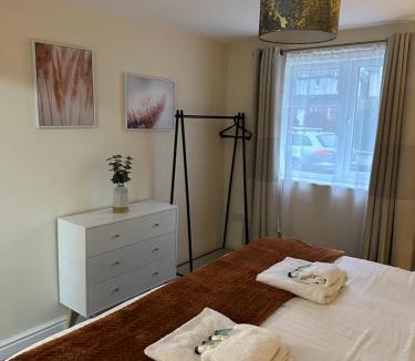 Shirley Apartment | Orange Lilly In Stroud With Free Parking