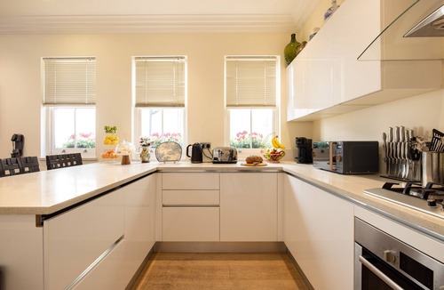 Paddington Apartment | Paddington Station 3-Bed 5-Guest Large Apartment in 1841 Victorian Pub