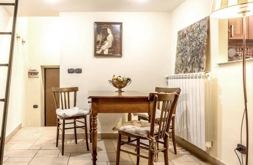 Rione VII Regola Apartment | Palazzo Farnese Historical Home