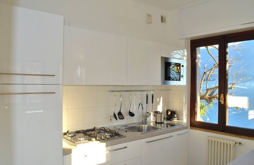 Sala Comacina Apartment | Palm Bay residence front lake apartment with private parking space
