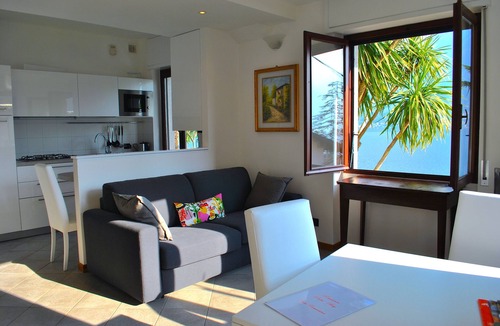 Sala Comacina Apartment | Palm Bay residence front lake apartment with private parking space