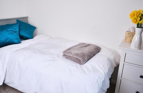 Cribbs Causeway Apartment | Parkway House - Modern with great transport links