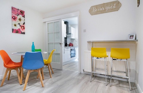 Belfast City Centre Apartment | Pass the Keys | Bright & Airy 2BR/2 Bath Apt in Perfect Location