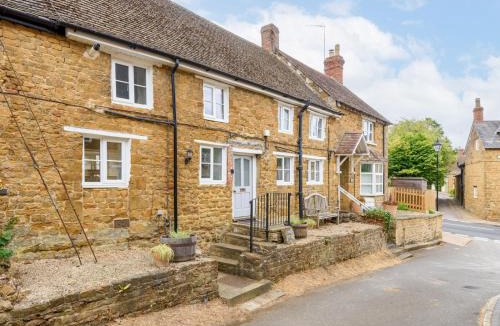 Bloxham House | Pass the Keys Charming 16th Century Cottage in Central Bloxham