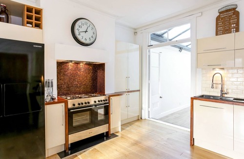 Windsor House | Pass the Keys | Charming Victorian House w/Parking + River Walks