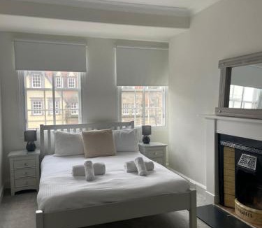 Old Town Apartment | Pass the Keys Modern 3 Bed Flat on the Historic Royal Mile