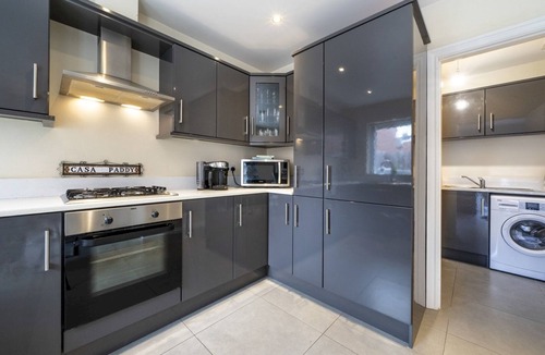 Ormeau House | Pass the Keys | Spacious 3BR Home | Parking | Cafes & Restaurants