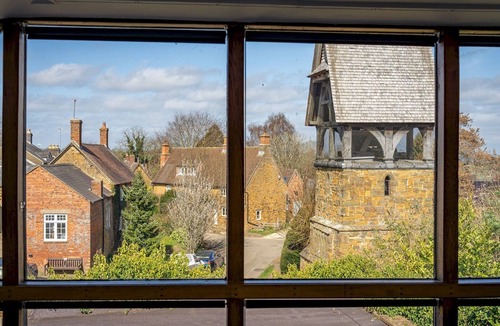 Banbury Apartment | Pass the Keys | Stylish Apartment in Quiet Village | Amazing Views