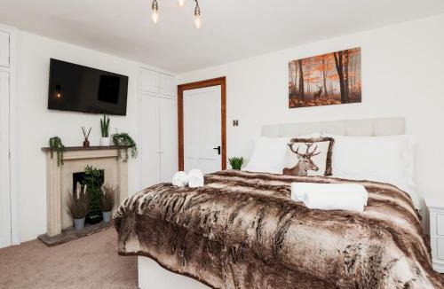 Upton Cheyney House | Pass the Keys Stunning Large 4 Bed Country House with Hot tub