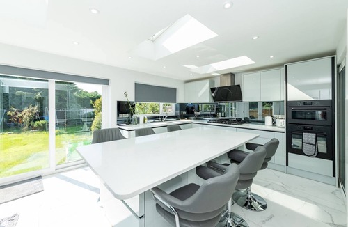 Reading House | Pass the Keys | Stylish House|Smart Features|Jacuzzi|Large Garden