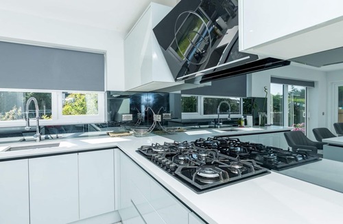 Reading House | Pass the Keys | Stylish House|Smart Features|Jacuzzi|Large Garden