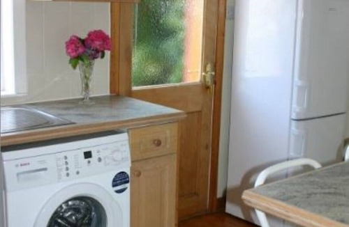 Prestwick Cottage | Peaceful Secluded Garden Cottage is near to beach, rail, bus and bustley town.