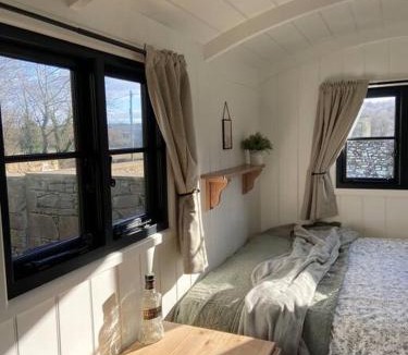 Linlithgow House | Peaceful Shepherd’s Hut in beautiful countryside.