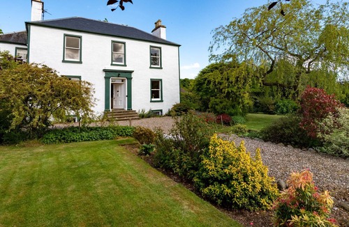 Murthly House | Perfect for families & friends - Sleeps 12. Pet friendly. EV charger. Office. Games Rooms. Garden