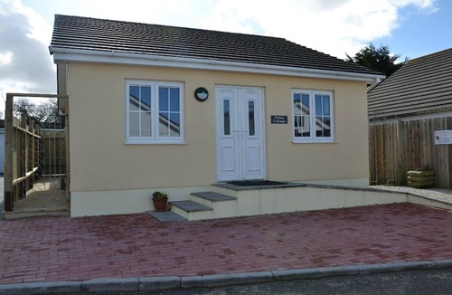 Padstow House | Perfect location for exploring the local 7 bays, Wifi, local amenities
