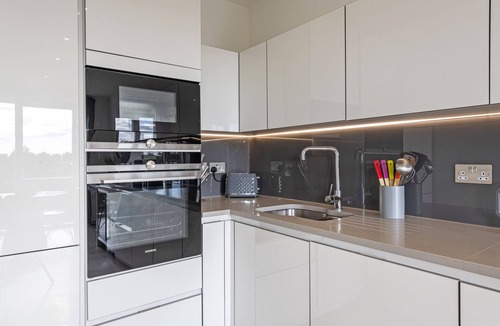 Northcote Apartment | Perfect Luxury Penthouse - Overlooking parkland with views for days