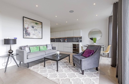 Northcote Apartment | Perfect Luxury Penthouse - Overlooking parkland with views for days