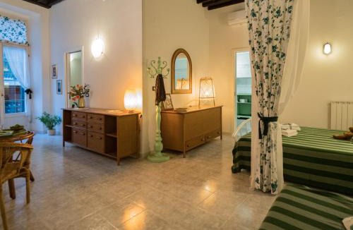 Borgo Antico Apartment | Picabon Apartment with AC and Balcony