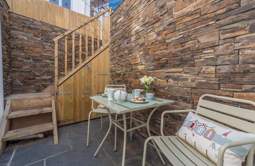 Fowey House | Place View is a delightful and traditional Cornish terraced cottage.