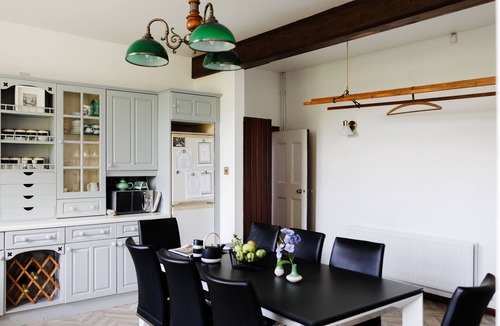 Craigavon House | Private 4 bedroom wing in Georgian Linen House w/modern twist (Pet Friendly)
