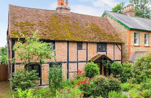 Wraysbury Cottage | Quaint, Historic 400-Year-Old Tudor Cottage Near Windsor