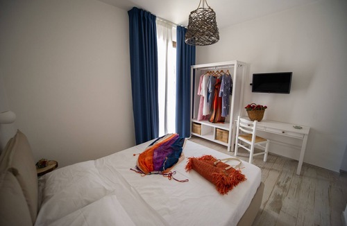 Pizzolungo Apartment | Queen Room with Pool View
