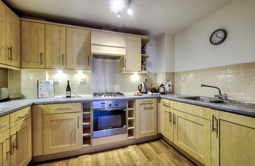 Bonnington Apartment | Quiet but close to City Centre. Free parking & 2 bathrooms (one newly replaced)