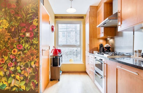 Old Town Apartment | Quirky 1 Bedroom Apartment next to Holyrood Palace