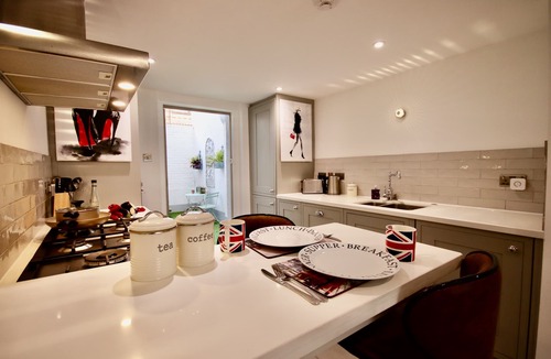Churchill Apartment | RARE SUMMER OUTSIDE SPACE SW1! WALK TO BUCK PALACE, RIVER, METROS, CAFES & PUBS!